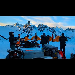 Luise Bähr und Markus Brandl nehmen Euch mit zum Dreh auf den Kaunertaler Gletscher. Schaut rein und seht, wie wir arbeiten. #DieBergretter #behindthescenes #derbergruft | Die Bergretter