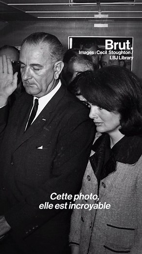 Son mari John Kennedy avait été assassiné sous ses yeux 2 heures plus tôt. À bord d'Air Force One, Jackie Kennedy regardait Lyndon Johnson prêter serment, décomposée. C'était le 22 novembre 1963. L'historien Thomas Snegaroff raconte l'histoire derrière cette incroyable photo. | Brut