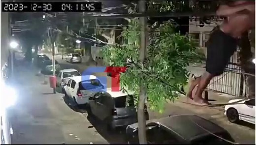 No olvidemos nunca esta joya de cuando el ladrón cortó el cable donde estaba parado, sus quejidos de dolor y la cámara que lo buscaba en el piso.