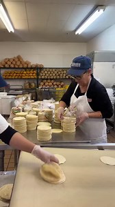 255K views · 876 reactions | Estamos Contratando!  Forma parte del equipo de La Bonita y Aplica Hoy! Llena tu forma en www.trabajaenlabonita.com 朗 We’re Hiring!  Join the La Bonita Team and apply today! You can fill out your application at: www.trabajaenlabonita.com 朗 #nowhiring #comingbacksoon #yaregresa #estamoscontratando #labonitasupermarkets | La Bonita Supermarkets | Facebook