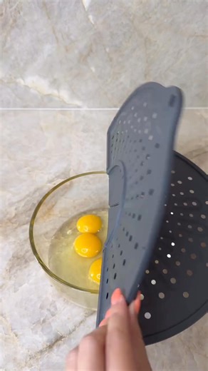 Amazon Splatter Screen! Keep your kitchen clean while you are cooking with this splatter screen. Easy to use, easy to clean and easy to store 🙌🩶 #amazonkitchenfinds #amazonhome #amazonkitchen #kitchengadget #kitchenhack #cleankitchen #househackers | House Hackers