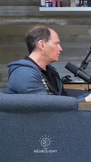 Mind Clarity | Brain Wellness on Instagram: "The #1 sleep hack you’re not doing (but should). Wake up at the same time every single day, weekends included. Dr. Michael Breus, world-renowned sleep specialist and “The Sleep Doctor,” explains that when morning sunlight hits your eyes, your brain stops producing melatonin and starts a 14- hour timer. If you wake up at 6 AM, your melatonin kicks in around 8 PM, right on cue. But sleep in until 9 AM on Saturday? That pushes your melatonin to start aro