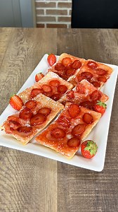 😍 STRABERRT TARTS 🍓 Easy to make and ultra delicious! You’ll only need a few ingredients for a perfect result 😍🍓 👉INGREDIENTS 1 puff pastry sheet 6 tablespoons of honey 10 strawberries 1 yolk 1 tablespoon of milk icing sugar to taste 👉METHOD 1. Cut the strawberries into thin slices. 2. On a pan with oven paper start forming honey rectangles. 3. Arrange 6 slices of strawberries on the honey rectangles. 4. Cut out the puff pastry rectangles and cover the strawberries, closing them well on th