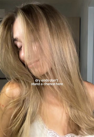 using @jennyhouse_cosmetics oil serum to smooth, detangle and seal my ends 💧 lightweight, no grease, just soft shiny hair #haircare #hairoil #jennyhouse #skincaretips #hairtok