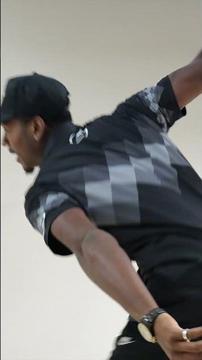 Mark Baker works with Rich on better timing in his approach. Bowling coaching. #bowlingtips #bowler