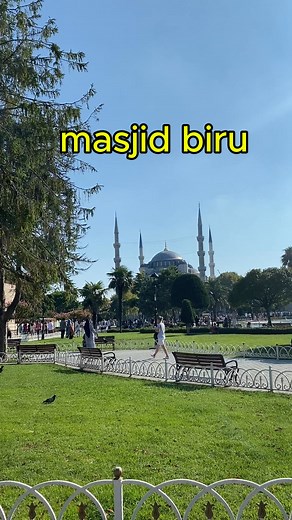 Masjid Sultan Ahmed atau yang lebih dikenal dengan Masjid Biru adalah sebuah masjid bersejarah peninggalan Kesultanan Utsmaniyah yang berada di distrik Fatih, Provinsi Istanbul, Turki. berseberangan masjid Biru ada Hagia Sophia, adalah sebuah bangunan megah yang berdiri di kota Istanbul, Turki. Bangunan ini terkenal karena ukurannya yang sangat besar dengan desain arsitektur mewah ala gereja. Bangunan megah ini sempat berubah fungsinya beberapa kali, dari yang awalnya adalah sebuah gereja megah,