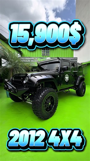 El Jeep Wrangler no es solo un vehículo, es una máquina preparada para aventura. Este ejemplar está full modificado y cuenta con más de $15,000 en accesorios, pensado para quienes quieren destacar dentro y fuera de la carretera. Equipa suspensión FOX completa, llantas todo terreno, diferenciales forjados y defensas de hierro, dándole una presencia agresiva y la capacidad real de enfrentar cualquier camino. Además, su techo duro, luces LED, cámara de reversa y mandos en el timón combinan comodida