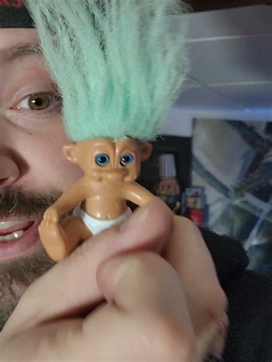 🇩🇰🧟🪙 @DreamWorks Trolls 🪙🧟🇩🇰 Lorsqu'en 1950 Tomas Dam crée la Société Dam, jamais il n'aurait cru que ces petites poupées aux cheveux hirsutes et colorés allaient être des vedettes du grand écrans près de 70 ans plus tard. La société Dam a essayer de pousser ces Trolls un peu partout dont aux USA entre 1960 et 70 sans le succè escompté. En plus grosse erreur de sa part, il n'a pas réussi et/ou omis de déposer ces droits visuel sur ces créatures. Dans les années 90 la mode repart de plus 