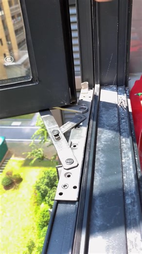 Install door and window hinges#foldingdoor #slidingdoor #aluminumwindows #windowsfactory #windowfactory #fyp #foryou #viral