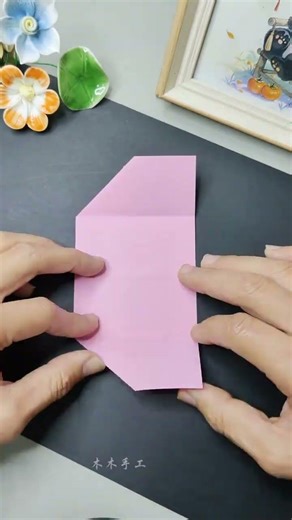 You can use a piece of colored paper to make a three-dimensional origami toy with its mouth open