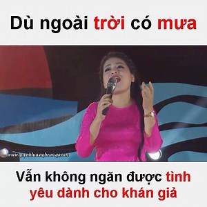 1.3M views · 10K reactions | Cảm giác hát trên sân khấu, ngoài trời mưa to đúng là một cảm giác rất lạ và thân thương <3 Nghe thêm tại: https://youtu.be/7dnjWRTWOPI ......... | Anh Thơ | Facebook