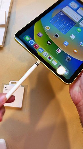 Pairing and charging the 1st gen #ApplePencil with the new #iPad is…something. Nice to see @apple still supporting the original Apple Pencil, but this is a pretty strange way to do it. 😅🫠📱 #techtips #apple #ipad10thgeneration #ipados16 #techtok #tablets