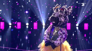 Mit dem Song "Rise Up" von Andra Day begeistert und berührt das Zebra Publikum und Rateteam. 🥰 #MaskedSinger #video | The Masked Singer Germany
