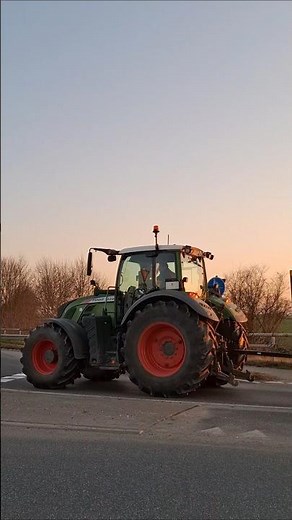 Dieser Sonnenuntergang mit den Fendt im Vordergrund einfach nur wunderschön. #Landwirtschaft