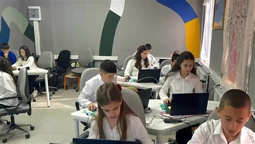 SmartLab-i në shkollën "Irfan Hajrullai", TIK-u si udhëtim drejt botës digjitale 💻🚀 Në shkollën "Irfan Hajrullai" Peshkopi, në sallën SmartLab, orët e TIK-ut me mësuese Besa Kapxhiu zhvillohen si një udhëtim i strukturuar dhe frymëzues drejt botës digjitale. Siç mund të shihet edhe nga videoja e dërguar nga shkolla, nxënësit njihen me bazat e rrjetit kompjuterik, mësojnë grumbullimin dhe hedhjen e të dhënave, programojnë me kreativitet dhe realizojnë dizajne grafike, duke ndërthurur njohuritë 