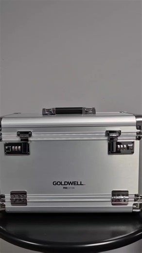 Neues Mikro-Setup 😎✨ – jetzt sieht es noch mehr 👀🎤 Weil Content auch Spaß machen darf 😄✨ jetzt im wechselnden Look 🎨 Welches gefällt euch am besten? 👇 #colordistrict #behindthescenes #friseur #socialmediacontent #contentmitstyle @Goldwell @Goldwell