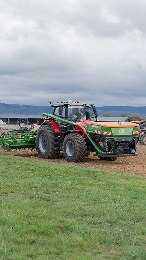 🚜Semoir combiné Amazone 👉 FTender herse rotative KG6002-2 barre de semis RoTeC 48 sorties 📱 Pilotage via terminal AMATRON 4 🔸FTender : trémie avant sous pression avec 2 unités de dosage 🔸Twinterminal : réglage possible directement depuis l’extérieur 👌 🔸Herse rotative KG6002-2 : dents fuyantes 2 têtes de répartition 🔸Barre de semis RoTeC : 48 sorties, pression de terrage hydraulique 🔸Recouvrement Flexidoigts pour une finition propre 💡 Phare LED avant/arrière pour bosser même quand le jo