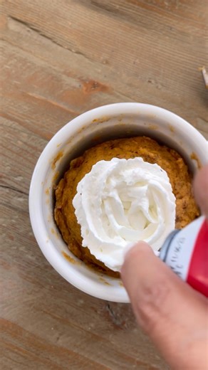 This quick and easy microwave Pumpkin Mug Cake 🎃 is the perfect fall dessert for one, or multiply the recipe and make it in ramekins to feed a crowd! ✨(SAVE TO MAKE LATER) 🍁Comment “recipe” and I'll DM this to you! 🍁 4 WW • Cals: 134 Protein: 4 Carbs: 41.5 Fats: 3 See full recipe https://www.skinnytaste.com/pumpkin-mug-cake/ #pumpkin #fallrecipes #weightwatchers #recipes #skinnytasterecipe #mugcake #healthyrecipes #quickrecipes #glutenfree #dessert | Skinnytaste