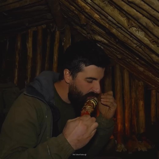 Building complete and warm survival shelter Bushcraft earth hut, grass roof fireplace with clay | Mountain Cabins