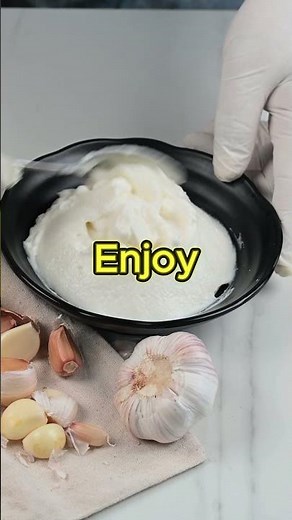 How to make authentic garlic sauce | creamy & easy Toum recipe at home 🧄