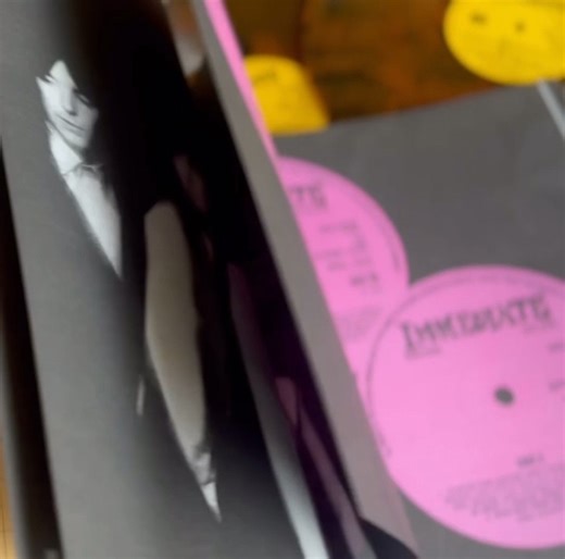 Small Faces | Autumn Stome Each Autumn Stone 3-LP boxset contains a hardback book with an in-depth introduction by Small Faces drummer Kenney Jones, detailed sleeve notes including exclusive features on “lost” Small Faces album ‘1862’, the fall of Immediate Records, a previously unpublished interview with Small Faces keyboard player Ian McLagan, track-by-track recording information, all lavishly illustrated with a wealth of rare memorabilia, photographs and previously unseen artwork made by Mac 