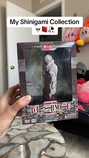 Some new additions to my collection i wanted to share! :) #deathnote #deathnotecosplay #deathnoteshinigami #deathnotefigurines #deathnotecollection #gelus #sidoh #ryuk #rem #figurinecollection #figurineunboxing #collector #deathnotel #lightyagami #edit #figurine #fyp #glasstok #jjk #aot #collectorcheck