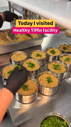 Save/Share this Healthy Tiffin Facility Tour 📍 @myhealthytiffin - San Jose - California Today I visited Healthy Tiffin & met founder Sonu Kilam a purpose-driven changemaker who’s redefining clean eating & putting your health first. It all begins with fresh, organic veggies-no shortcuts, ever. Meals are slow-cooked in small batches using low oil, low spice and only steel utensils. No seed oils. No plastic. Just clean, organic & non-GMO ingredients. Each dish is calorie-counted & nutritionist-gui
