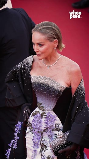 #SharonStone fa il suo debutto sul red carpet in questa edizione del #FestivaldiCannes