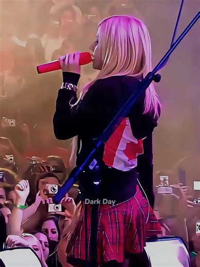 Avril Lavigne - Girlfriend: A Nostalgic HD Edit