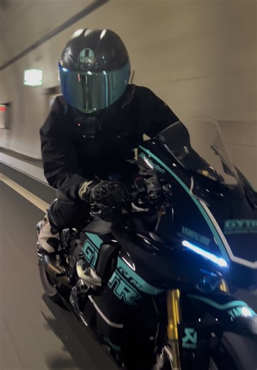 大型バイク乗ってると時空超えれます #yamaha #r1 #r1m #bike #fyp | bike