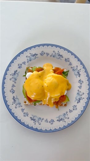 Poached eggs with salmon and hollandaise sauce