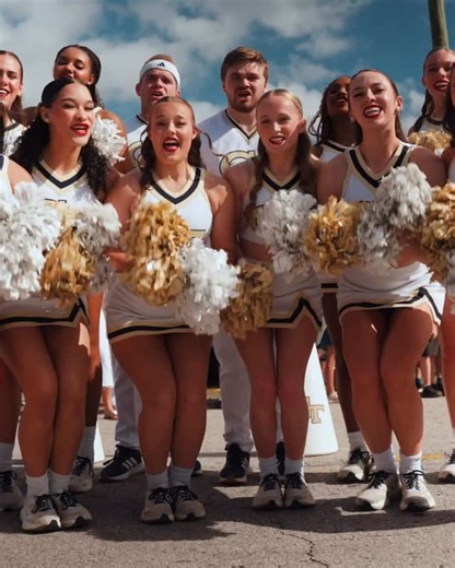 𝗛𝗮𝗽𝗽𝘆 𝗡𝗲𝘄 𝗬𝗲𝗮𝗿, 𝗝𝗮𝗰𝗸𝗲𝘁𝘀!✨ We can’t wait to see what 2026 brings to The Flats! 🥹💛 #StingEm 🐝 | Georgia Tech Cheerleading