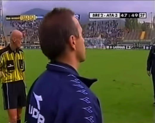 😞CIAO SOR CARLETTO 🔜 Carlo Mazzone si è spento oggi all’eta di 86 anni. Icona di un calcio genuino, molto lontano da quello che viviamo oggi. Tuta, giubbotto anti vento e cappello di lana, vestiva così in panchina durante le partite di Serie A, era il detentore di record nella massima serie: 792 gare ufficiali, 797 considerando i cinque spareggi. Ha avuto il merito di lanciare Francesco Totti all’età di 16 anni e fare un’impresa epica a Brescia, con Roberto Baggio nella stagione 2000/2001. Rim