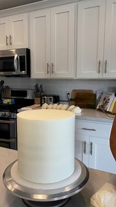 924.🍰My favorite tips and tricks for stacking cakes -Use frozen or VERY cold cakes only. I don’t recommend stacking softwarm cakes. -Use 4 big bubble straws or dowels for stability. Place them at all 4 | Theblondewhobakes