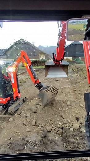 Bagger Buam | Elias & Michael Beranek on Instagram: "Baggerballett zum Quadrat!  wenn wir uns so Baggern sehen, wünschten wir, dass wir uns von draußen, wie als Kinder früher, zusehen könnten! 來 #bagger #baggerfahrer #kubota #baustellenromantik #rototilt #tiltrotator"