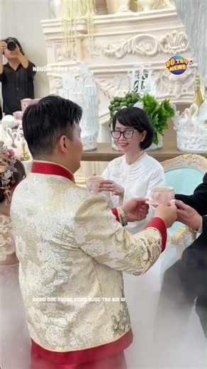 Joli Poli owner's traditional tea ceremony in stunning bridal attire #vutrunews #JoliPoli #design...