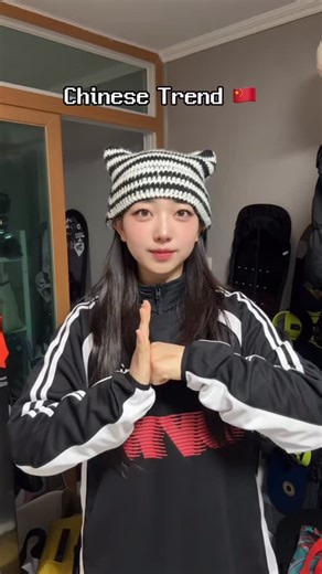 수만코🐟 on Instagram: "보드 타다 말고 중국챌린지 찍기 🇨🇳 이 노래 들으니까 하이디라오 먹고싶누...🤤 하이디라오 4인팟 구해염 왕홍 선배님이 알려준 필터로 중티 한 스푼 추가 완료🇨🇳✨ 🏂 @ovyo_korea 🥽 @dragonkorea 👩‍🏫 @g_miny"