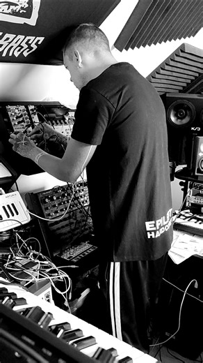 8.4K views · 242 reactions | First thing you do when you have new modules, chase a 909 kickdrum through it.  Good morning! #roland #909 #analog #kickdrums #modular #studiogear #hardcore #hardcoretechno #gabber #doyoulikegabberkickdrums | Tripped | Facebook