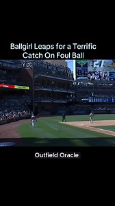 Ballgirl Showcases Amazing Athleticism With a Leaping Foul Ball Catch. ⚾👏 | Outfield Oracle