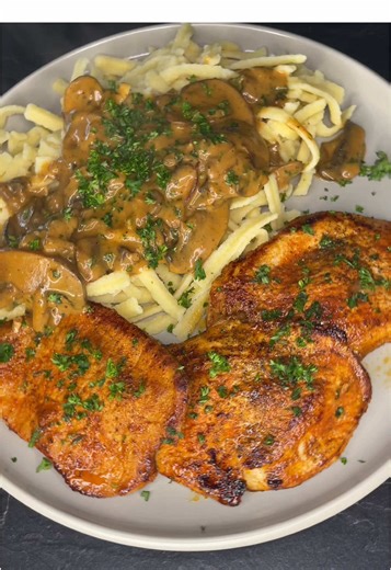 Schweinesteak mit Spätzle und Pilzsoße 😋🙏🏻 Zutaten: 1x Zwiebel 1x Pilze Handvoll Petersilie 2 Knoblauchzehen 1-2EL Tomatenmark 1-2EL Mehl ca. 1 Liter Gemüsebrühe (Stück für Stück rein, bis Konsistenz und Menge passt) 200ml Sahne Salz, Pfeffer 1x Spätzle Schweinesteak (so viel wie ihr wollt) Salz, Pfeffer, Paprika süß rosenscharf würzen Viel Spaß beim nachmachen ♥️ #mittagessen #spätzle #pilzsoße #schweinesteak