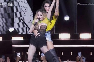 Madonna é carregada por Pabllo Vittar em show no Rio de Janeiro