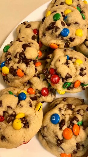 MINI MILK CHOCOLATE M&M’S CHOCOLATE CHIP COOKIES Ingredients (Makes About 24 Cookies) 1 ½ cups all-purpose flour ½ tsp baking soda ¼ tsp salt ½ cup unsalted butter, softened ½ cup brown sugar, packed ¼ cup granulated sugar 1 large egg 1 tsp vanilla extract ½ cup semi-sweet chocolate chips ½ cup milk chocolate M&M’s (mini preferred) 👩‍🍳 Instructions Preheat Oven: Preheat to 350°F (175°C). Line a baking sheet with parchment paper. Mix Dry Ingredients: In a bowl, whisk together flour, baking soda