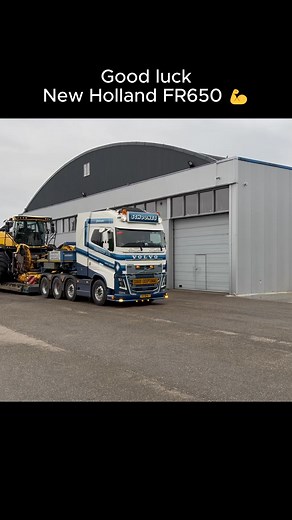 🚛 𝐎𝐧 𝐭𝐡𝐞 𝐦𝐨𝐯𝐞! This 2018 New Holland FR650 has just left our yard and is heading to its new owner. Before departure, it underwent our 300-point Harvester Guard inspection, giving a complete and transparent overview of its condition. Another machine ready to start its next chapter in the field. 🌽💪 #NewHolland #ForageHarvester #HarvesterGuard #FarmMachinery #transport | AM Machinery