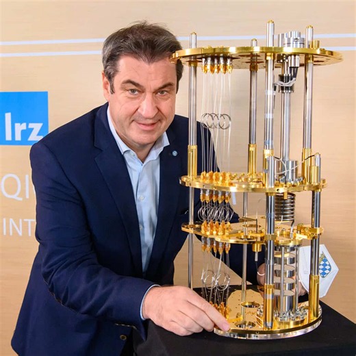 Wir sind die Hauptstadt des Quantencomputings in Deutschland! Zwei bayerische Konsortien haben im Bewerbungsverfahren des Bundes bereits die maximale Unterstützung erhalten. Damit geht es um Investitionen von mindestens 200 Millionen Euro für #Quantencomputing in Bayern. Wir wollen beim technologischen Fortschritt nicht nur dabei sein, sondern an der Spitze stehen. Deswegen investieren wir mit der Hightech Agenda insgesamt sieben Milliarden Euro in Forschung und Wissenschaft, von Bio-Life-Scienc