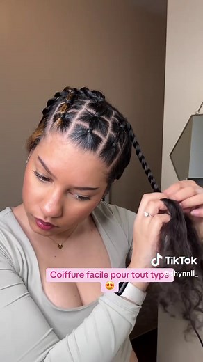 Coiffure facile pour cheveux bouclés et naturels