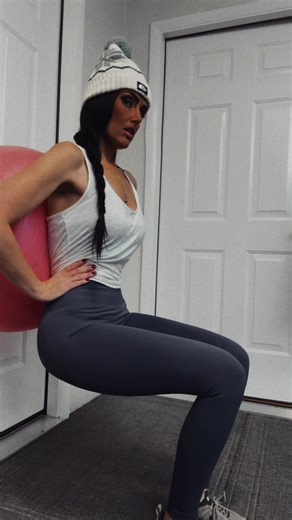 7 different squats you can do at home or in the gym. #fitnesstips #homegymequipment #squats #fitnesstipsforwomen #momswhoworkout