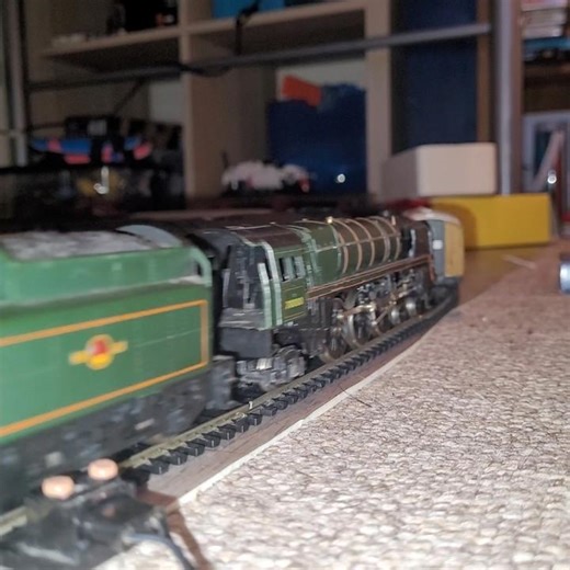 70000 "Britannia" pulling 8 coaches #train #70000 #modeltrain #intercitycoaches #lnerteakcoaches