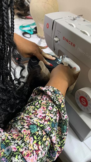 No sewing machine experience 💪🏾 but Nicole finished her first machine sewn wig! Sometimes my students don’t want to travel into Atlanta with their sewing machine. That’s why I provide a Singer heavy duty sewing machine for you to use when you take a 1:1 wig making class with me. DM me 101 set up a call about taking the next step towards your journey.. | Fablux Wigs