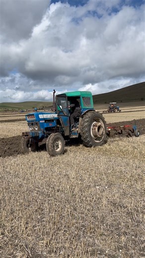 Ford 5000 working 4 furrow plough at a recent match. #tractor #farming #agriculture #ford #ploughing