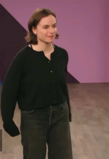 Ang walking like Shayne, cast has to guess | Smosh Pit: Can Shayne Guess Us By Our Footsteps? | #angelagiarratana #smoshpit #smoshclips #smosh #shayneguesses